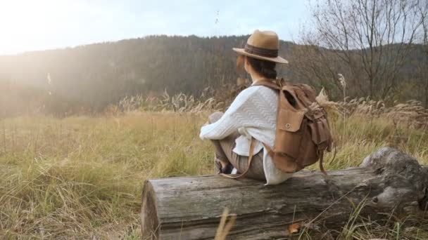 Γυναίκα Ταξιδιώτη Σακίδιο Απολαμβάνοντας Ηλιοβασίλεμα Στην Κορυφή Του Βουνού Έννοια — Αρχείο Βίντεο