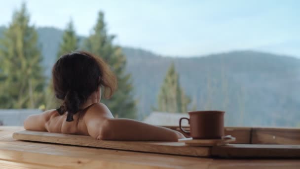 年轻的妇女在露天浴与山的看法 — 图库视频影像