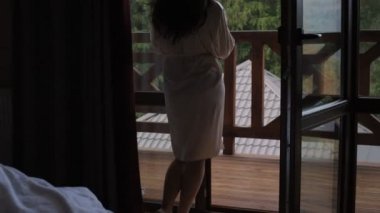 Pencerenin ayakta dağlar bakarak sabah kadın.