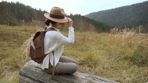 Mulher Viajante Com Mochila Desfrutando Pôr Sol Pico Montanha Conceito — Vídeo de Stock