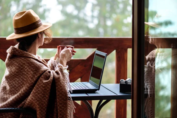 Young Freelancer Woman Sits Terrace Laptop Drinking Tea Background Beautiful — Stock Photo, Image