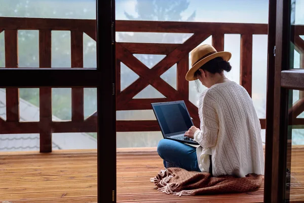 Young Woman Traveler Sits Terrace Laptop Beautiful Mountain Scenery Journey — Stock Photo, Image