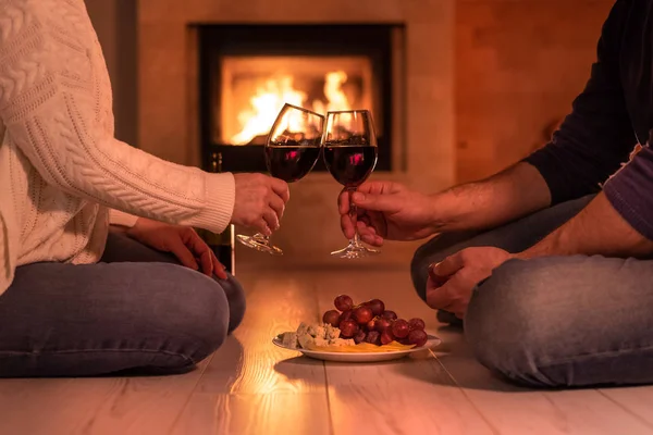 Genç Çift Romantik Şarap Şömine Arka Plan Üzerinde Yemek Romantik — Stok fotoğraf