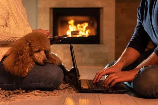 Casal Freelancers Sentados Chão Com Laptop Tablet Fundo Lareira — Fotografia de Stock