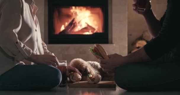 Pareja Joven Tiene Una Cena Romántica Con Perros Calientes Cerveza — Vídeo de stock