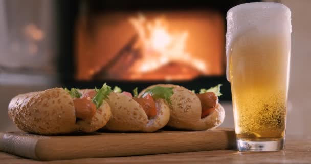 热狗与啤酒在壁炉背景 生活照片 — 图库视频影像