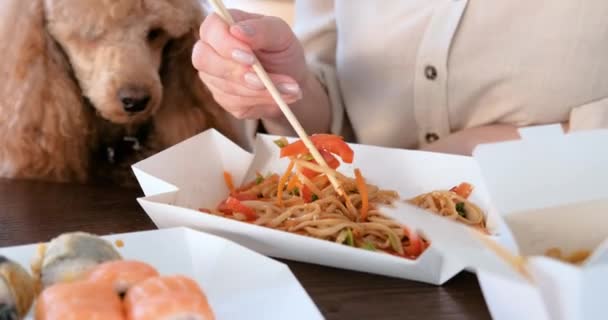 Femme Avec Leur Chien Profiter Repas Thaï Japonais Maison Concept — Video