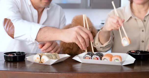 Paar Mit Hund Das Hause Sushi Brötchen Isst Lieferung Von — Stockvideo