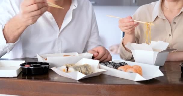 Пара Насолоджується Японською Тайською Їжею Вдома Концепція Служби Доставки Виїзду — стокове відео