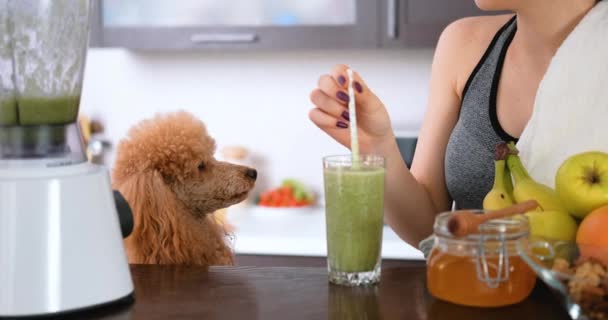 Ung Kvinna Dricka Smoothie Hem Kök Efter Ett Träningspass — Stockvideo