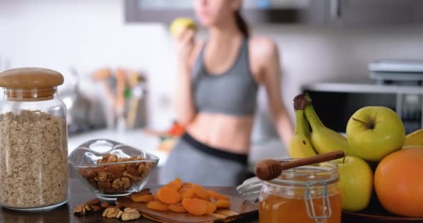 Ung Kvinna Äter Ett Äpple Efter Ett Träningspass — Stockvideo