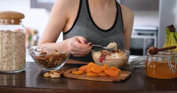 Mujer Joven Comiendo Una Avena Saludable Después Entrenamiento — Vídeo de stock