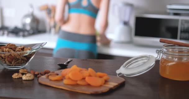 Jovem Mulher Preparar Comer Uma Farinha Aveia Saudável Após Treino — Vídeo de Stock