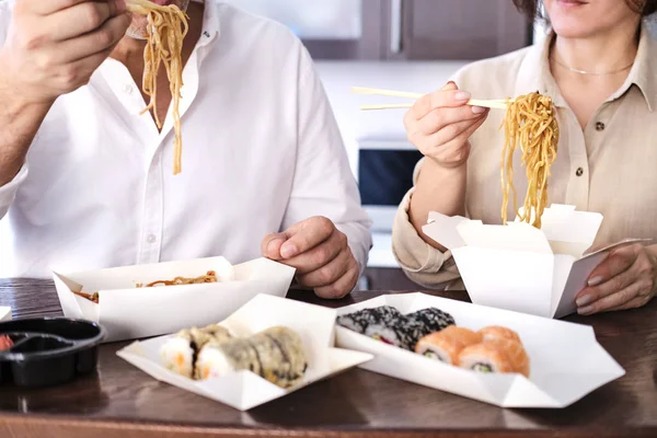 Ζευγάρι Απολαύσετε Ιαπωνική Ταϊλανδέζικη Γεύμα Στο Σπίτι Έννοια Της Υπηρεσία — Φωτογραφία Αρχείου