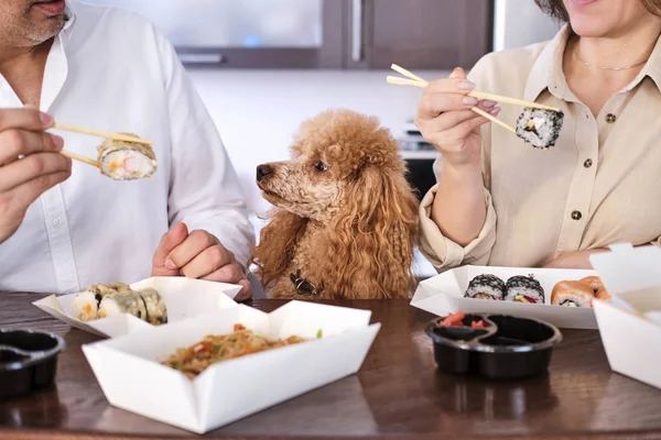 Casal Desfrutar Japonês Tailandês Refeição Casa Conceito Serviço Entrega Takeaway — Fotografia de Stock