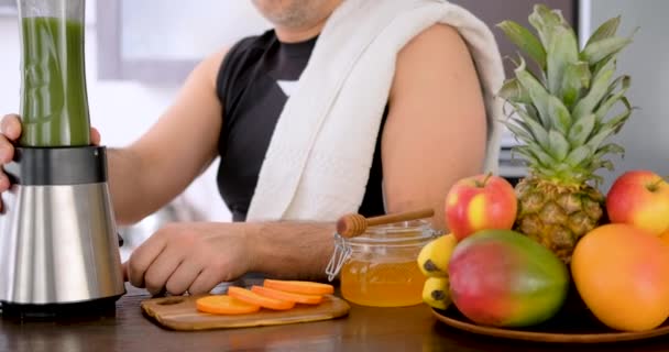 Adult Man Making Green Juice Juice Machine Home Kitchen Workout — Stock Video