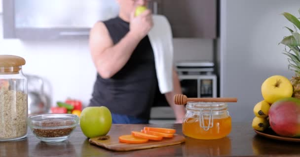 Ενήλικος Άνδρας Τρώει Ένα Μήλο Μετά Από Μια Προπόνηση — Αρχείο Βίντεο
