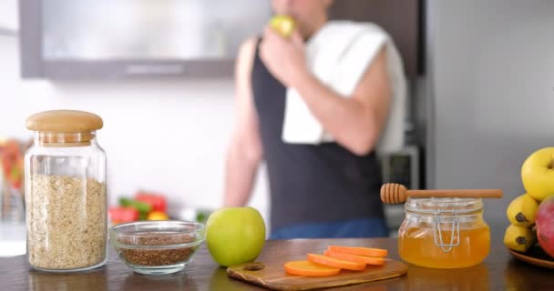 Yetişkin Adam Bir Egzersiz Yaptıktan Sonra Bir Elma Yiyor — Stok video