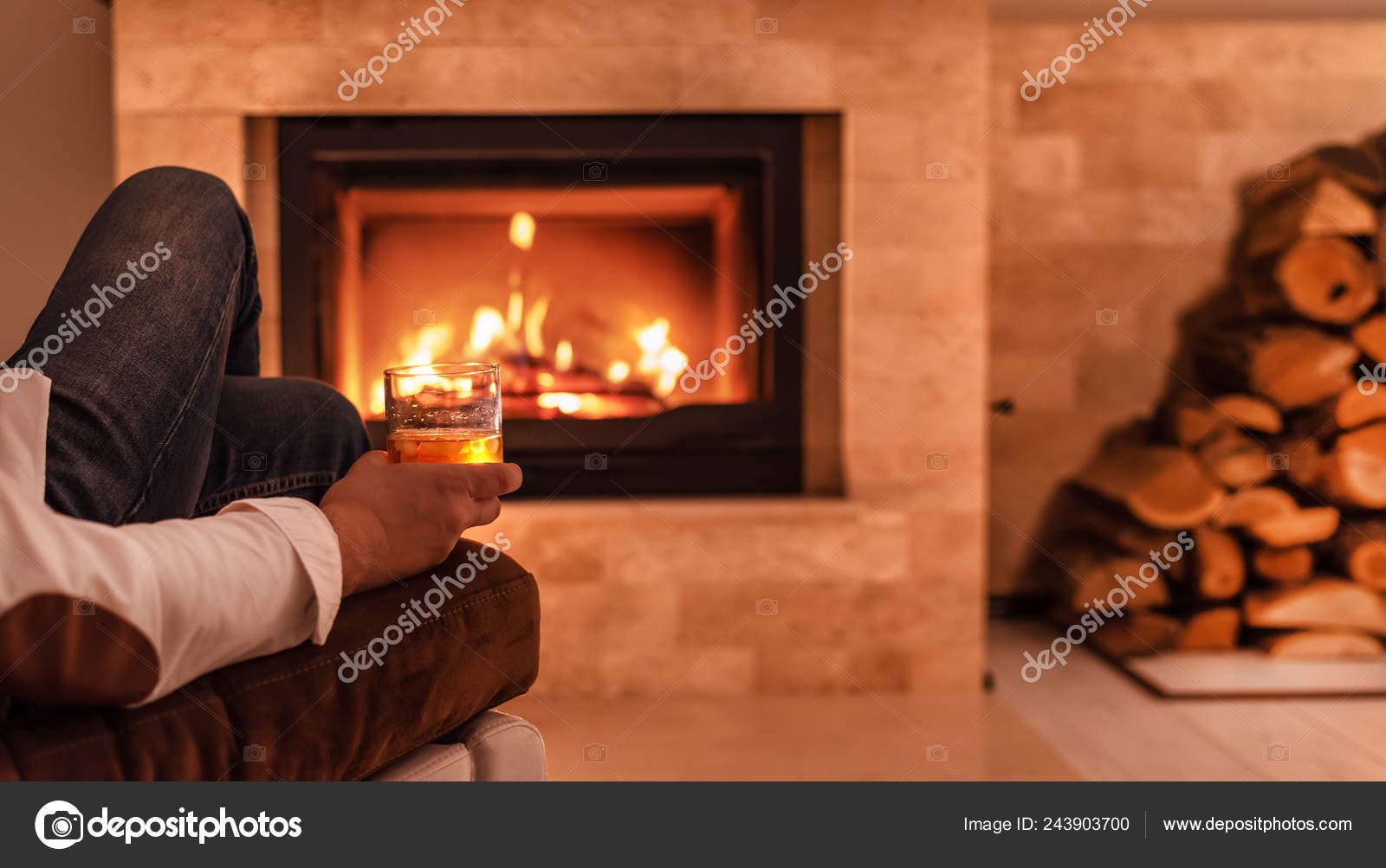 Expresa tu momento " in situ " con una imagen - Página 36 Depositphotos_243903700-stock-photo-man-sitting-home-fireplace-drinking