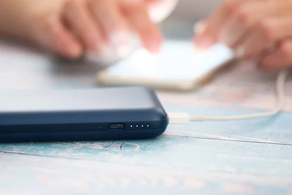 Frau Benutzt Smartphone Beim Laden Der Powerbank — Stockfoto