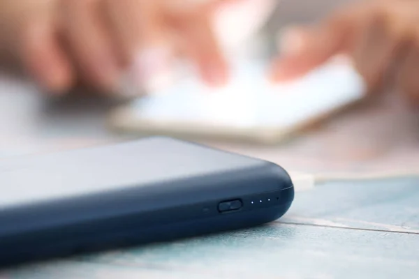 Vrouw Met Behulp Van Slimme Telefoon Tijdens Het Opladen Power — Stockfoto