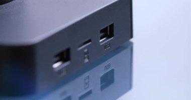 Bağlanmak veya aygıta kesmek için Usb flash tutan el.