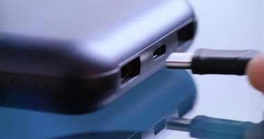 Kablo güç banka koyarak.