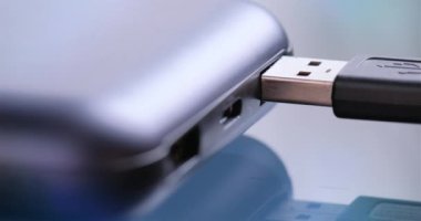 C tipi USB ve Usb-A kabloları bağlanamıyor veya bağlantıları kesilemiyor güç bankaya tutan el.