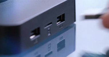 Cihaza bağlanmak için Usb soluduğumuz hava fare tutan el.
