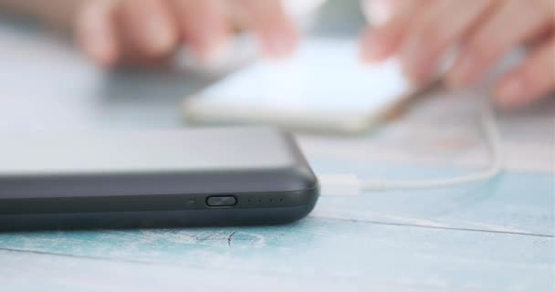 Mujer Usando Teléfono Inteligente Mientras Carga Banco Energía — Vídeo de stock