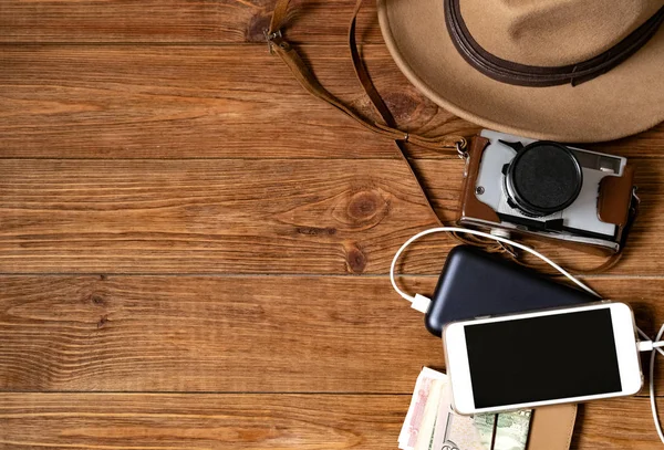 Teléfono Móvil Con Powerbank Sobre Fondo Mesa Madera Mirando Imagen —  Fotos de Stock