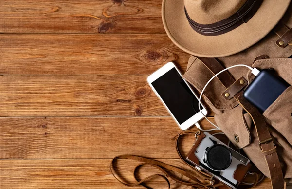 Teléfono Móvil Con Powerbank Sobre Fondo Mesa Madera Mirando Imagen —  Fotos de Stock