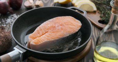 Cinemagraph-pişirme somon biftek balık bir tava. Hareketli fotoğraf. 