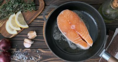 Cinemagraph-pişirme somon biftek balık bir tava. Üst görünüm. Hareketli fotoğraf. 