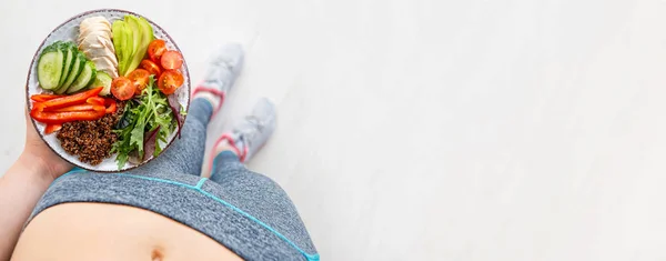 Mujer Joven Está Descansando Comiendo Alimento Saludable Después Entrenamiento —  Fotos de Stock