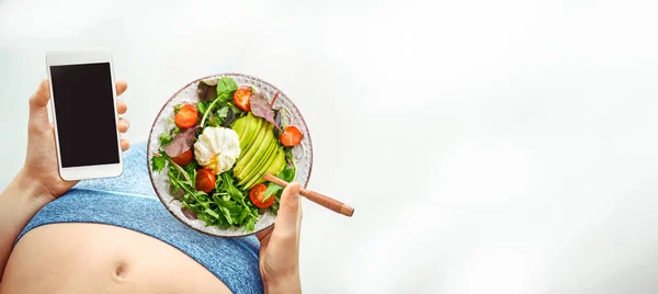 Mujer Joven Está Comiendo Una Ensalada Utilizando Una Aplicación Fitness — Foto de Stock