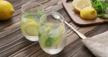 Sinemagraf - Limonlu iki bardak. Hareketli Fotoğraf.