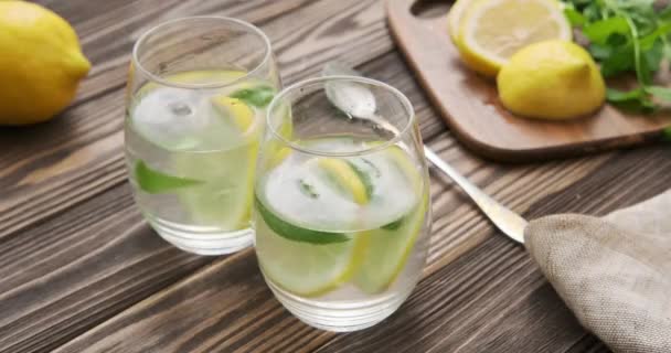 Dos Vasos Con Bebida Limón — Vídeo de stock