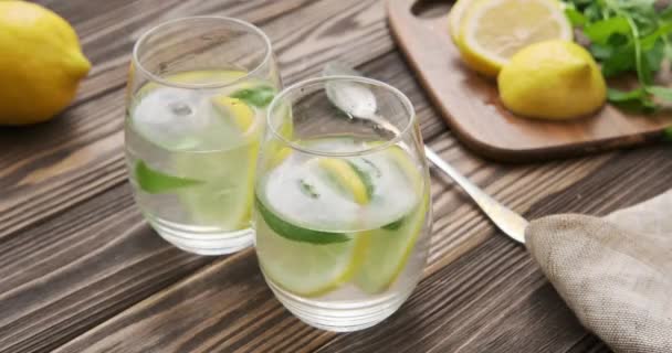 Dos Vasos Con Bebida Limón — Vídeos de Stock