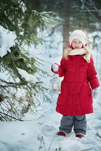 Bambina Tenere Mano Una Torcia Elettrica Sorridente Inverno All Aperto — Foto Stock