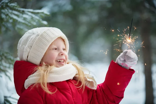 Meisje Kijkt Naar Bengalen Lichten Lacht Winter Buitenshuis — Stockfoto