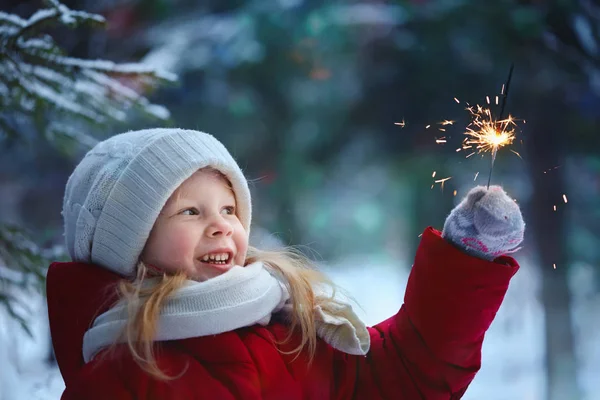 Bambina Guarda Luci Del Bengala Ride Inverno All Aperto — Foto Stock