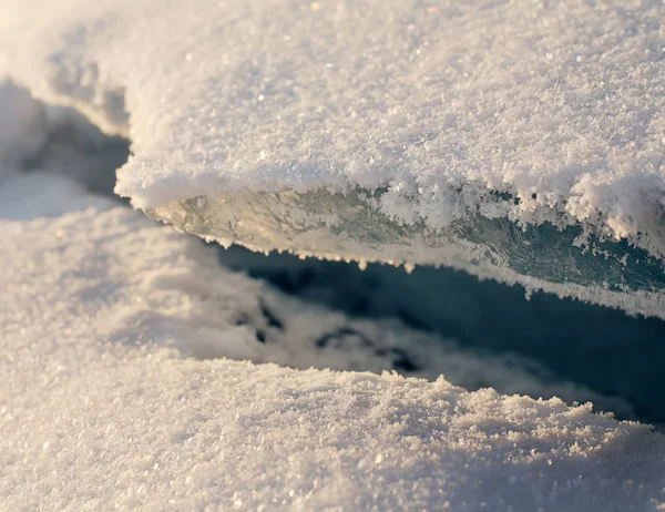 Azul Gelo Floe Coberto Neve Iluminado Pelo Sol — Fotografia de Stock