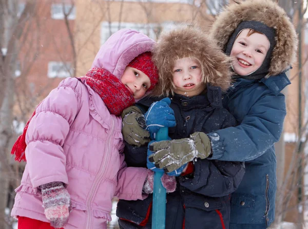 Tři Děti Teplé Oblečení Jsou Hřišti Při Pohledu Fotoaparát — Stock fotografie