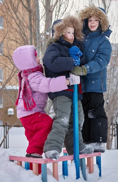 Tres Niños Están Patio Día Invierno Todo Nieve — Foto de Stock