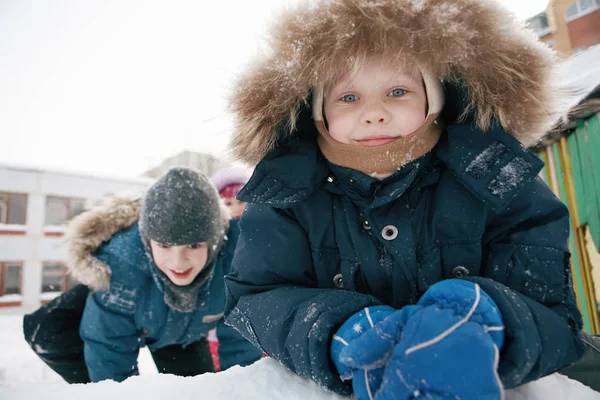 Tři Děti Řádit Zasněženém Hřišti Chlapec Při Pohledu Fotoaparát Úsměvem — Stock fotografie