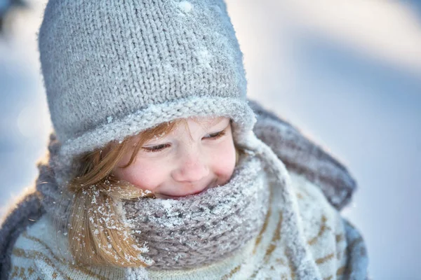 Ragazzina Maglione Siede Nella Neve Sorride — Foto Stock