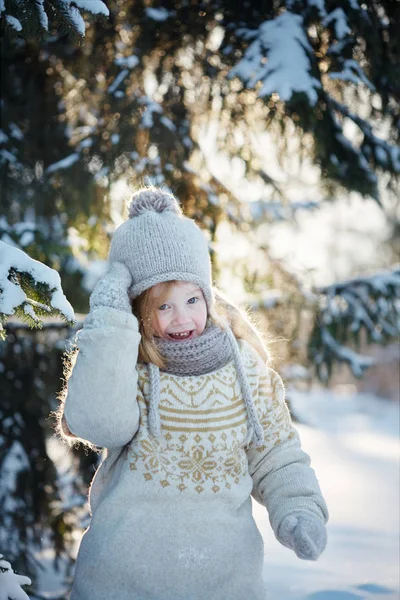 Bambina Maglione Sta Sotto Albero Sorride — Foto Stock