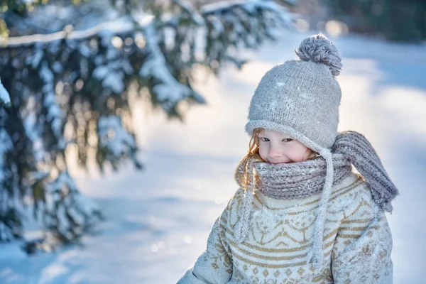 Klein Meisje Een Trui Zit Sneeuw Glimlach — Stockfoto