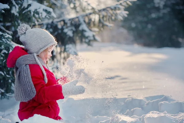 Ragazzina Col Cappotto Rosso Getta Neve Giornata Invernale Soleggiata — Foto Stock